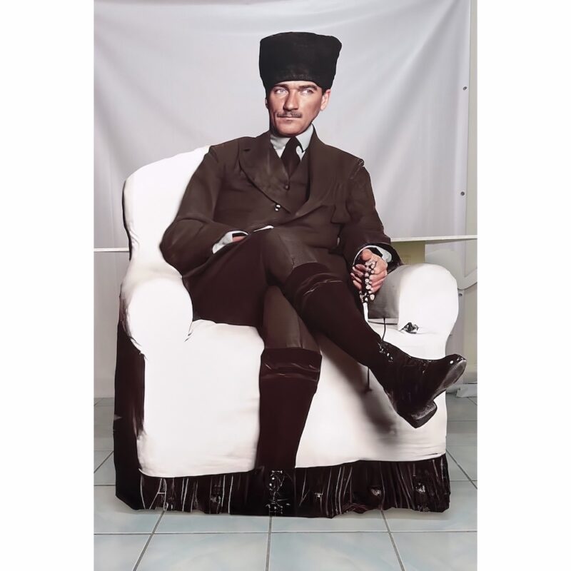 Oturan Kalpaklı Atatürk Maketi Pano Dekor – Ayaklı