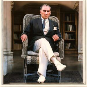 Takım Elbiseli Oturan Atatürk Maketi Pano Dekor - Ayaklı